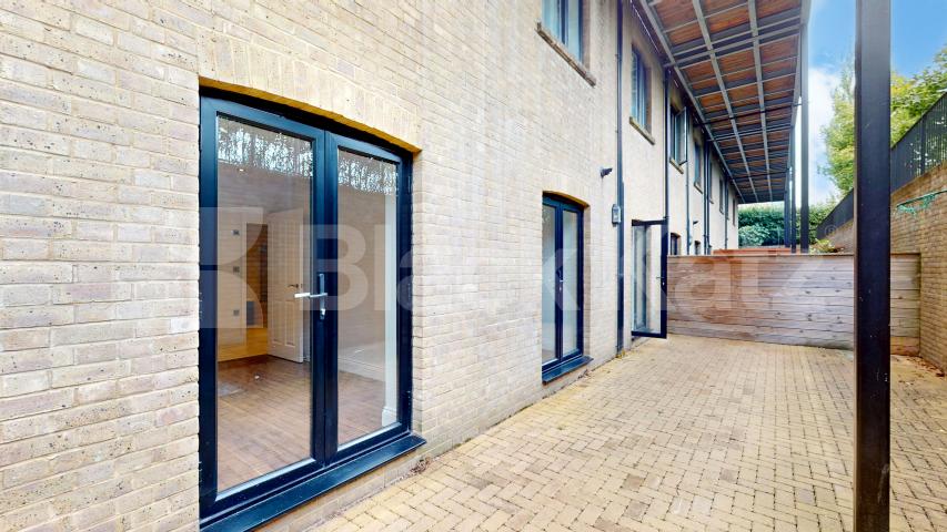 Fantastic 3 bed 2 bath within a private secure development mins to shops Davis House, Huguenot Drive , Palmers Green